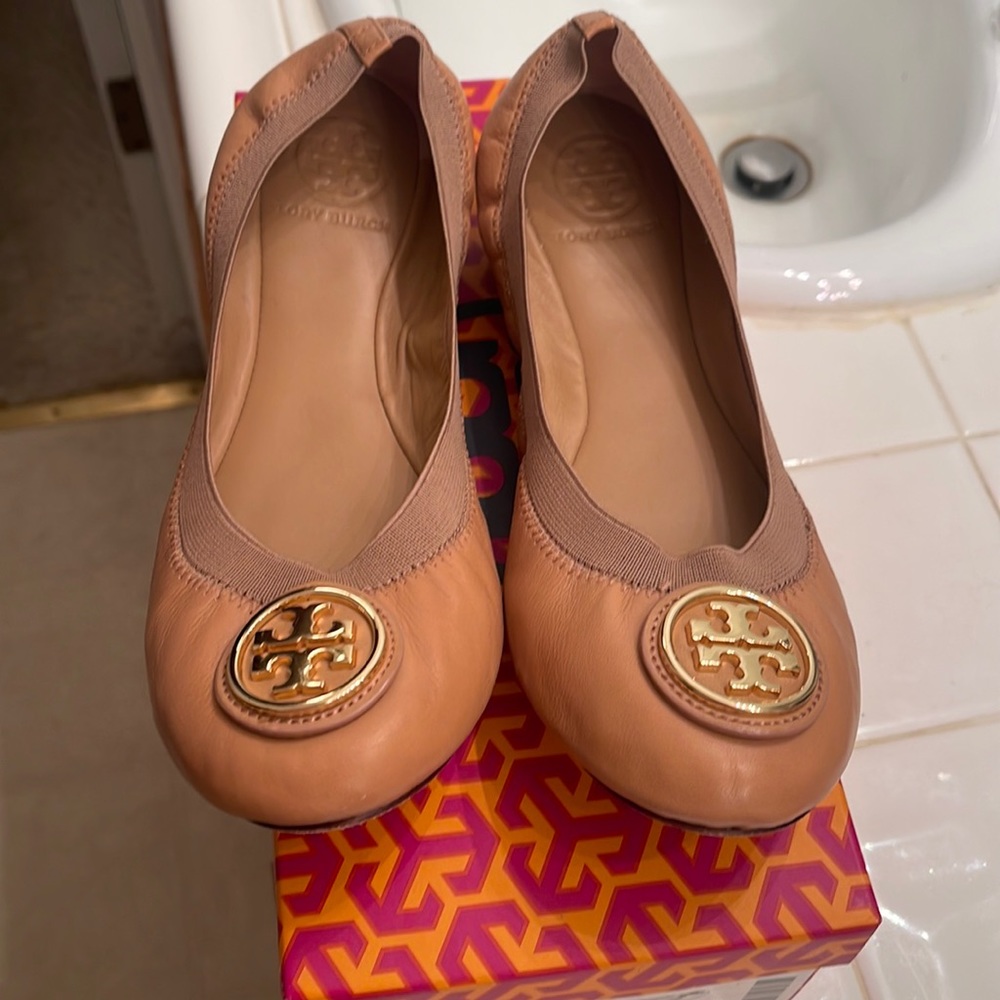 TORY BURCH , SIZE 7.5 ,color makeup 216